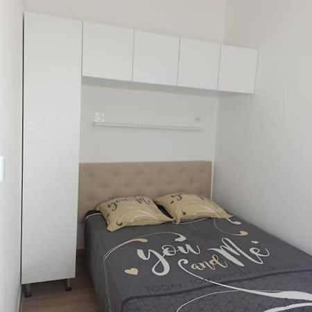 Maison, Rue Calme Dans Village Saint-Mitre-les-Remparts Esterno foto
