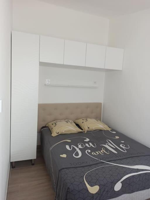 Maison, Rue Calme Dans Village Saint-Mitre-les-Remparts Esterno foto