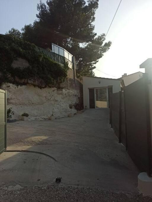 Maison, Rue Calme Dans Village Saint-Mitre-les-Remparts Esterno foto